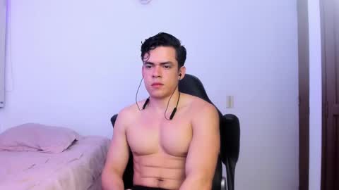 Snapshot of lucian_gomez chatting on December 17, 4:45 am Lucian Gomez online show from December 17, 4:45 am