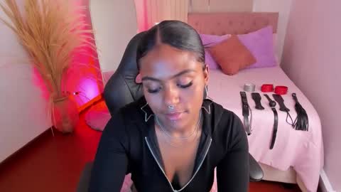Snapshot of lucie_harper chatting on October 14, 8:45 pm online show from October 14, 8:45 pm