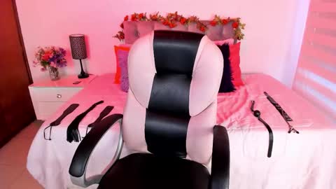 Snapshot of lucie_harper chatting on September 18, 11:42 pm online show from September 18, 11:42 pm