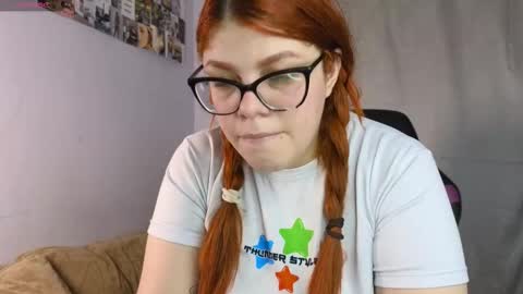 Snapshot of lucie_nicolls chatting on February 26, 7:53 pm Lucie online show from February 26, 7:53 pm