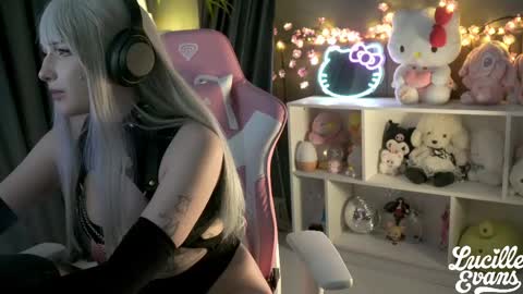 Lucy UwU online show from April 25, 12:13 am