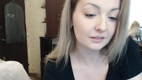 Snapshot of luckyshotgirl chatting on February 4, 6:17 pm LuckyShot online show from February 4, 6:17 pm