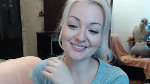 Snapshot of luckyshotgirl chatting on October 11, 9:47 am LuckyShot online show from October 11, 9:47 am