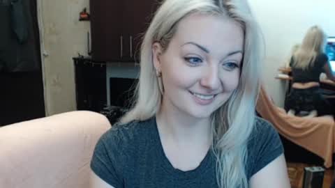 Snapshot of luckyshotgirl chatting on October 21, 3:27 pm LuckyShot online show from October 21, 3:27 pm