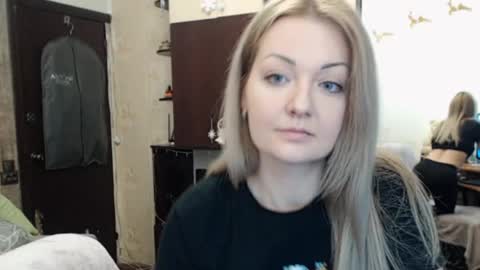 Snapshot of luckyshotgirl chatting on January 6, 12:13 pm LuckyShot online show from January 6, 12:13 pm