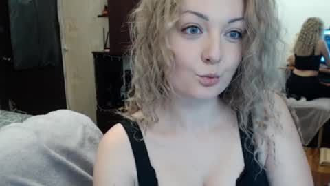 Snapshot of luckyshotgirl chatting on January 15, 7:12 pm LuckyShot online show from January 15, 7:12 pm