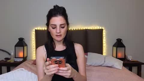 Snapshot of lucy1990xxx chatting on October 19, 10:03 pm Lucy online show from October 19, 10:03 pm