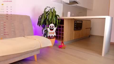 Hello my name is Lucy nice to meet you  thumb up is important for me kisses     online show from October 22, 4:52 pm