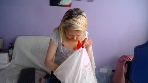  SleepyAbuela online show from April 8, 1:47 pm