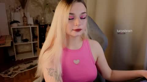 Snapshot of lucysbrain chatting on October 25, 8:42 pm Lucy online show from October 25, 8:42 pm