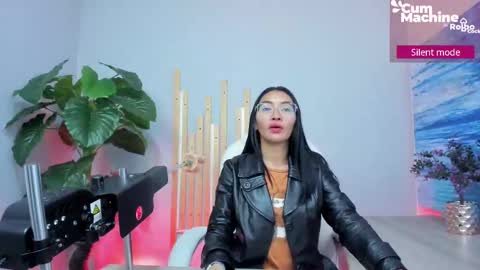 Snapshot of lucyy_liiu chatting on September 18, 1:04 pm Lucy Liiu online show from September 18, 1:04 pm