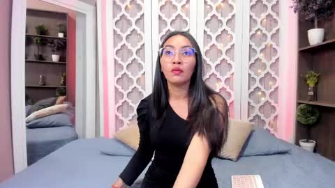Snapshot of lucyy_liiu chatting on February 19, 7:48 pm Lucy Liiu online show from February 19, 7:48 pm