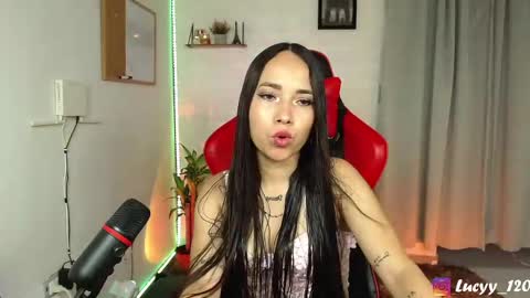 Snapshot of lucyy_rose chatting on February 22, 2:41 pm o online show from February 22, 2:41 pm