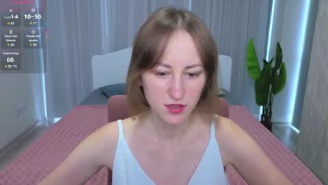 Snapshot of luluchiiii chatting on October 4, 9:40 am Lily online show from October 4, 9:40 am
