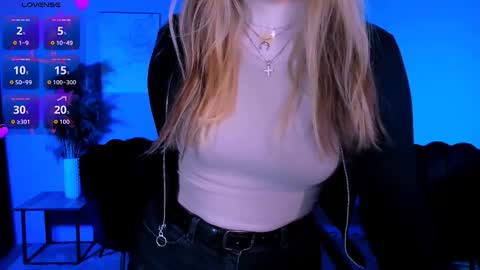 luna_berryy online show from March 14, 9:52 pm