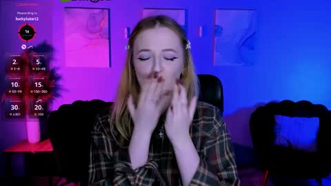 luna_berryy online show from April 1, 8:17 pm