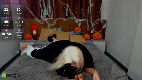 luna_lew1s online show from October 31, 10:04 am