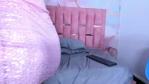 Snapshot of luna_sweeett_ chatting on January 24, 6:25 pm Luna online show from January 24, 6:25 pm