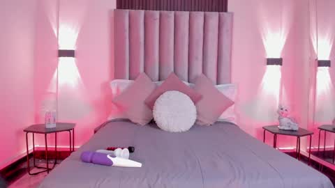 lunaa_moonn online show from April 8, 8:23 pm