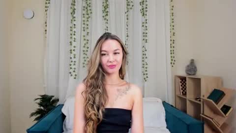 lunacurly_ online show from December 17, 1:07 pm