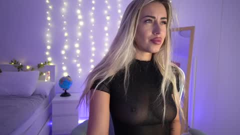 Snapshot of lunaink_ chatting on December 11, 5:53 am Laura online show from December 11, 5:53 am