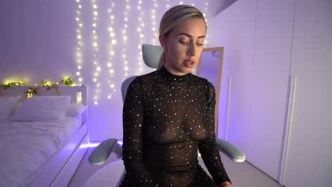 Snapshot of lunaink_ chatting on December 2, 6:35 am Laura online show from December 2, 6:35 am