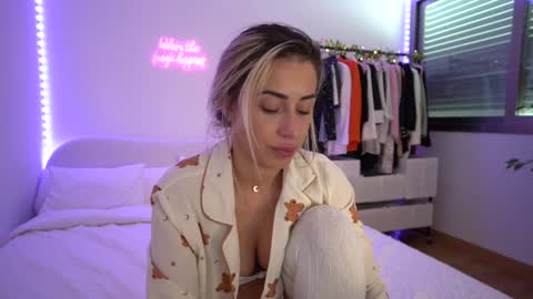 Snapshot of lunaink_ chatting on January 15, 11:43 am Laura online show from January 15, 11:43 am