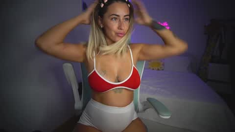 Snapshot of lunaink_ chatting on October 15, 6:05 am Laura online show from October 15, 6:05 am