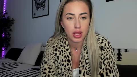 Snapshot of lunaink_ chatting on February 5, 10:33 pm Laura online show from February 5, 10:33 pm