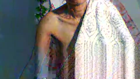 Bee Bee online show from November 17, 6:21 pm