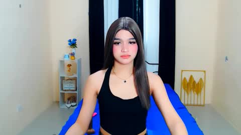 Snapshot of lux_white chatting on October 2, 4:44 am queen lux online show from October 2, 4:44 am