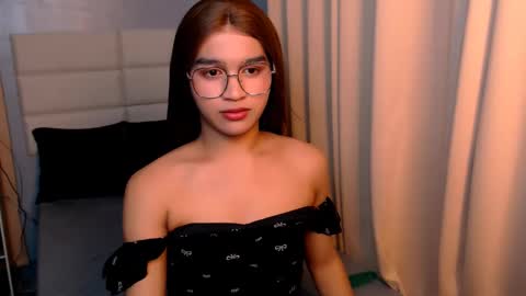 Snapshot of lux_white chatting on February 21, 9:22 pm queen lux online show from February 21, 9:22 pm