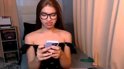 Snapshot of lux_white chatting on February 20, 11:54 pm queen lux online show from February 20, 11:54 pm