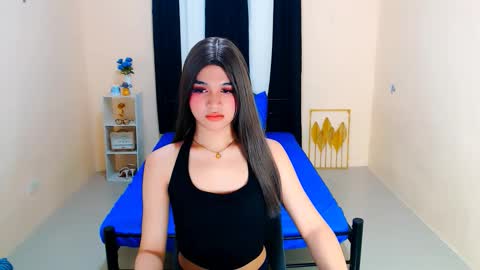 Snapshot of lux_white chatting on October 12, 7:01 am queen lux online show from October 12, 7:01 am