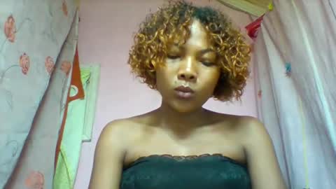 lyndah19 online show from February 1, 7:11 pm