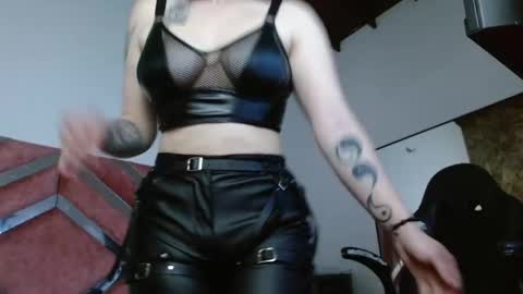 Snapshot of madame_ibby chatting on October 19, 12:54 pm madame ibby online show from October 19, 12:54 pm