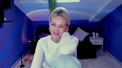 Snapshot of madammilly chatting on September 28, 6:44 am Evelyn online show from September 28, 6:44 am