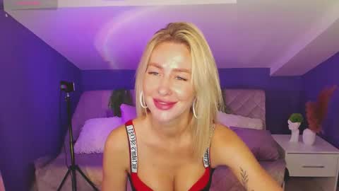 Snapshot of madammilly chatting on October 16, 6:35 am Evelyn online show from October 16, 6:35 am