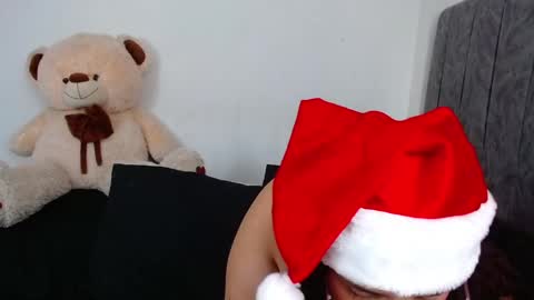 Snapshot of maddie_and_chelsea_ chatting on December 28, 2:43 am Maddie and Chelsea online show from December 28, 2:43 am