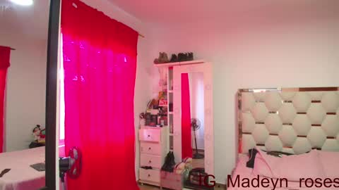 Snapshot of madeyn_roses chatting on January 7, 8:10 pm madelyn roses online show from January 7, 8:10 pm