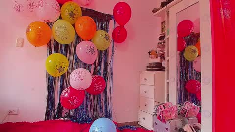 Snapshot of madeyn_roses chatting on February 14, 5:25 pm madelyn roses online show from February 14, 5:25 pm