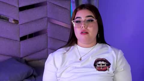 madissonlee__ online show from December 4, 8:52 pm
