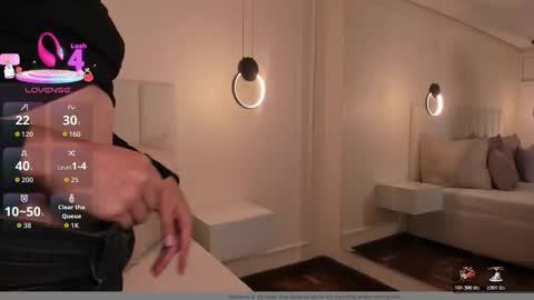 Mae Lyra online show from December 16, 4:35 pm