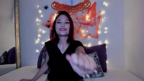 Mae Lyra online show from October 27, 9:48 pm