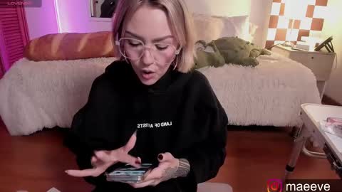 Snapshot of maeeve_ chatting on September 30, 3:55 pm Maeve schedule 11 am- 530 pm colombia time online show from September 30, 3:55 pm