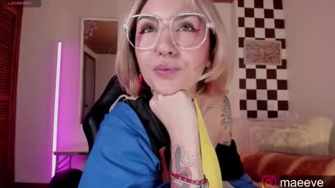 Snapshot of maeeve_ chatting on October 20, 3:28 pm Maeve schedule 11 am- 530 pm colombia time online show from October 20, 3:28 pm