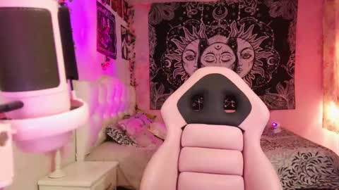 Snapshot of magic_clairewitch chatting on February 12, 6:09 pm Claire online show from February 12, 6:09 pm