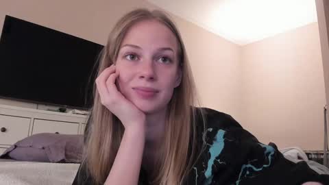 Snapshot of magic_couple13 chatting on December 5, 2:06 pm Alice online show from December 5, 2:06 pm