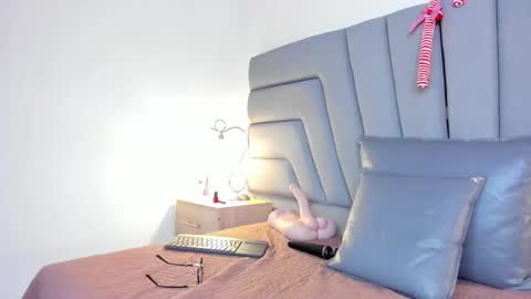 maia_520 online show from December 4, 7:02 pm