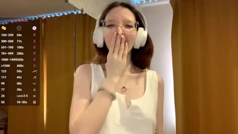 Snapshot of maidacompston chatting on October 19, 9:25 am Elina online show from October 19, 9:25 am
